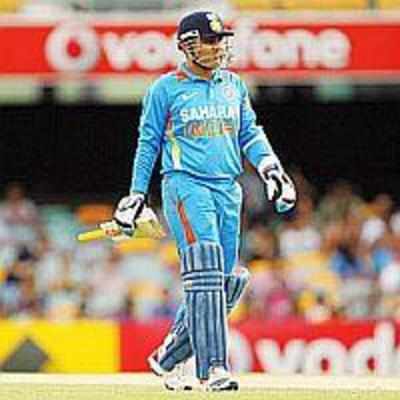 India looses Sehwag and Sachin early in Gabba