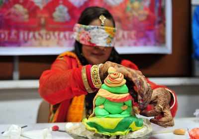 Blindfolded artist makes Ganesha idol in 3 mins