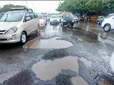 Fresh potholes outside Mumbai Airport has reduced drive towards south Mumbai to a crawl