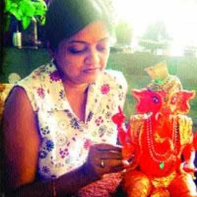 Nerul homemaker crafts Ganpati idols using paper, dried corn