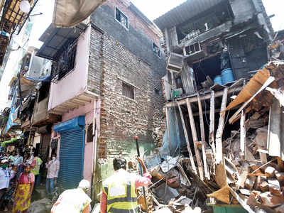 14 rescued after wall collapse in Kandivali