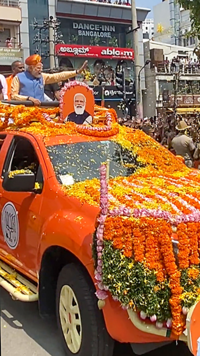 PM Modi waves to the crowd