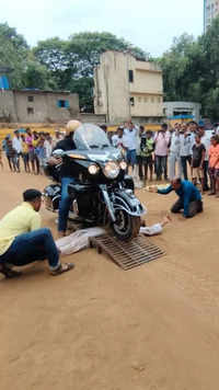 The last lap featured a <i class="tbold">motorbike</i> weighing 450kg.