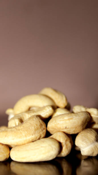 ​Garnish it with pumpkin seed and <i class="tbold">cashew nuts</i>​