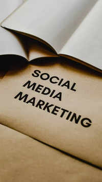 Social <i class="tbold">media marketing</i>