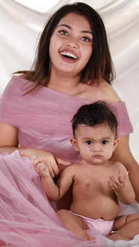 ​Mridhula <i class="tbold">vijai</i> new photoshoot with her baby girl is too cute to be missed​