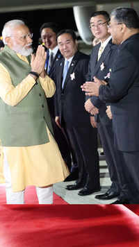​PM Modi also interacted with members of the Indian diaspora in <i class="tbold">hiroshima</i>​