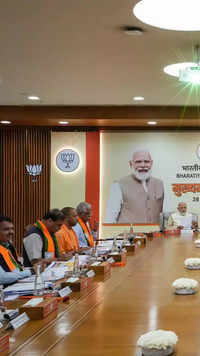 ​PM Modi & <i class="tbold">bjp president</i> JP Nadda later held 'Mukhyamantri Parishad'​