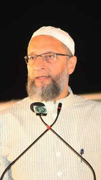 <i class="tbold">Asaduddin Owaisi</i>