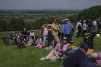 UK: Annual cheese-rolling race draws hundreds of <i class="tbold">spectator</i>s
