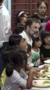 Rahul visits <i class="tbold">relief camps</i> in Churachandpur