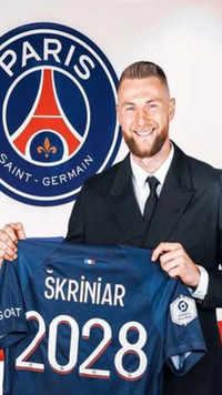 Paris Saint Germain Sign <i class="tbold">milan skriniar</i>