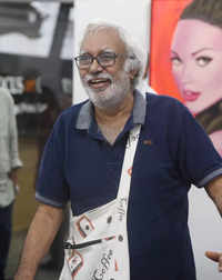 Trending photos of <i class="tbold">solo show</i> on TOI today