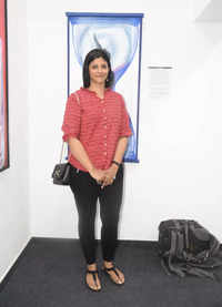 New pictures of <i class="tbold">solo show</i>
