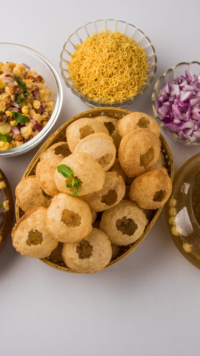 ​What all is in '<i class="tbold">gol</i> gappe ka pani'?​