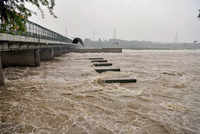 Yamuna <i class="tbold">river water</i> level crosses danger mark
