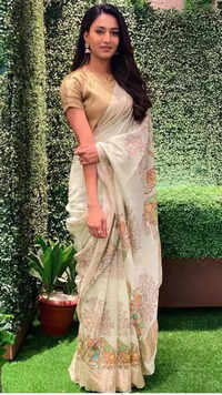 Shilpa Shetty gives a winter twist to her off-white saree with a