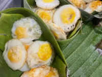 Khanom Krok <i class="tbold">khai</i> Nok Krata