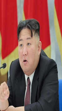 <i class="tbold">kim jong un</i>