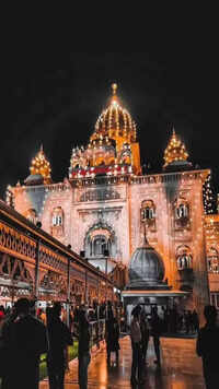 <i class="tbold">gurudwara</i> Bangla Sahib