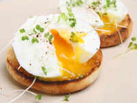 ​Poached eggs on whole wheat toast​