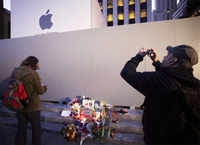 New pictures of <i class="tbold">steve jobs iphone memorial</i>