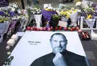 Check out our latest images of <i class="tbold">steve jobs iphone memorial</i>