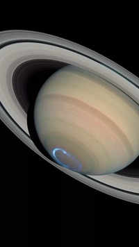 New pictures of <i class="tbold">planet saturn</i>