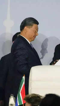 ​PM Modi and <i class="tbold">Xi Jinping</i>'s brief interaction