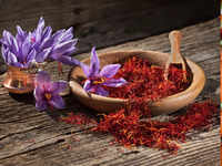 5 reasons why drinking <i class="tbold">saffron</i> tea at night is great for health