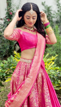 ​Helly Shah’s trendsetting blouses from <i class="tbold">ishq mein marjawan 2</i>