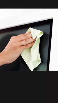 ​Using <i class="tbold">paper towel</i>s or tissues