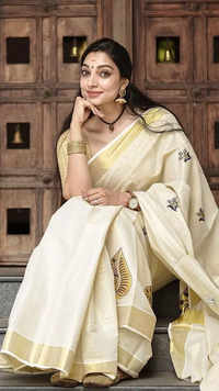​<i class="tbold">rithu manthra</i> looks ethereal in a Kerala saree​