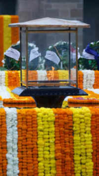 <i class="tbold">g20 leaders</i> pay tribute at Rajghat