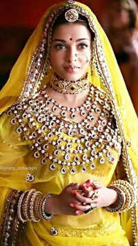 Aishwarya Rai Bachchan's royal lehengas in "<i class="tbold">jodhaa akbar</i>" (2008)
