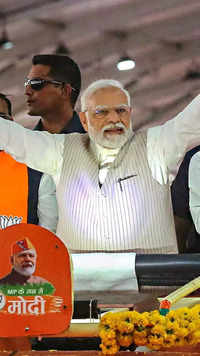 ​PM <i class="tbold">modi wave</i>s at supporters