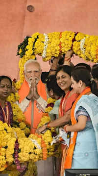 Women <i class="tbold">bjp worker</i>s honor PM Modi with garland