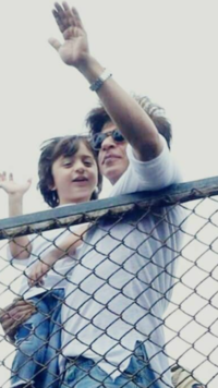 ​SRK's relationship with his little <i class="tbold">son</i>​