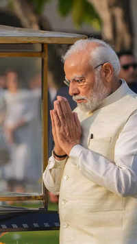 ​Pm Modi offered floral petals and bowed before the memorial