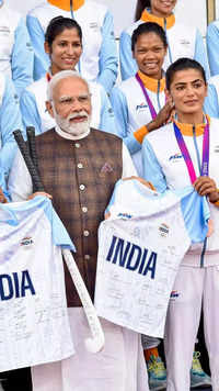 PM Modi interacts with India's <i class="tbold">asian games</i> heroes