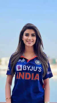 ​Who is this famous mystery girl spotted at a cricket match?