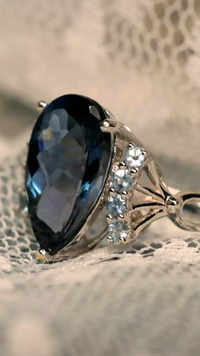 <i class="tbold">blue sapphire</i>