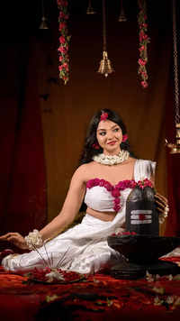 ​In Pics: Soorya stuns in <i class="tbold">goddess parvathi</i> avatar​