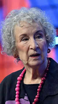 ​Virtual autograph pen by <i class="tbold">margaret atwood</i>