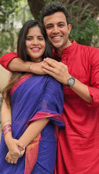 10 Best romantic pictures of Prasad <i class="tbold">jawad</i>e and Amruta Deshmukh