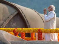 ​PM Modi paid floral tribute to <i class="tbold">sardar vallabhbhai patel</i>