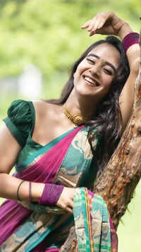Deepthi Sunaina blends beauty and simplicity in a green cotton saree