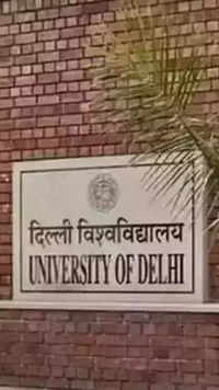 <i class="tbold">university of delhi</i>​