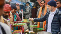 Congress leader offered food and tea to pilgrims