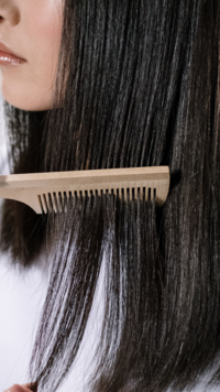 ​Hair strands on the <i class="tbold">comb</i>